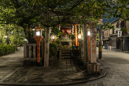 Tatsumi-jinja Shrine de noche una noche de verano enel barrio de gion en kioto