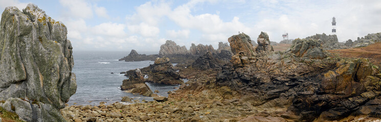 Panorama de la côte Ouest de l'île d'Ouessant en Bretagne, departement Finistere. La pointe du Creac'h avec son phare et ses rochers emblématiques. © jmbreizh
