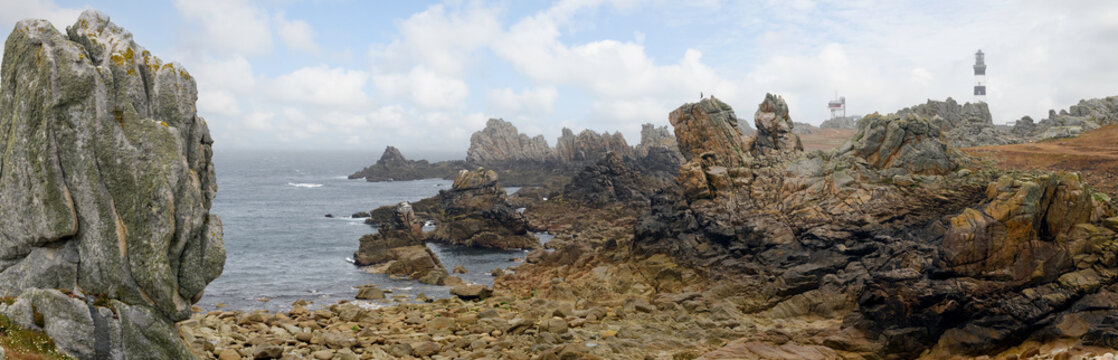 Panorama de la c&ocirc;te Ouest de l'&icirc;le d'Ouessant en Bretagne, departement Finistere. La pointe du Creac'h avec son phare et ses rochers embl&eacute;matiques.
