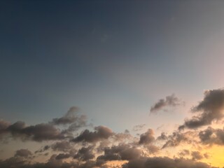 Obraz premium Dramatic evening sky with glowing horizon and dark clouds. Atmospheric natural backdrop representing hope, peace, heaven, and spiritual transitions.