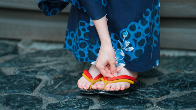 下駄を履く浴衣姿の女性の足元, Feet of a Woman Wearing a Yukata Putting on Geta Sandals