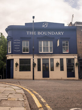 LONDON - The Boundary Pub &ndash; Blue gastro pub with beer garden and live music on the corner in Fulham.