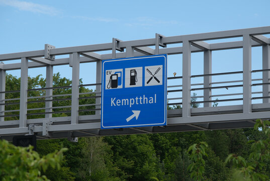 Beschilderung Autobahn Ausfahrt zur Autobahn Rastst&auml;tte Kemptthal an der Autobahn A1 zwischen Z&uuml;rich und Winterthur mit Tankstelle und Restaurant