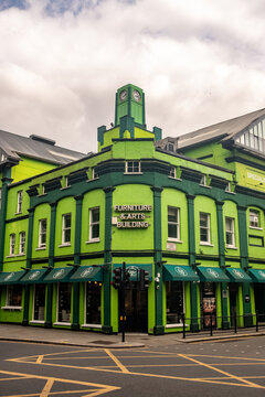 LONDON - Furniture and arts Building &ndash; Bright green specialist decorative arts and antiques building on Kings Road, Chelsea.