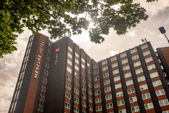 LONDON -  Mercure Hotel Earls Court &ndash; Modern high-rise hotel on Lillie Road, SW6.