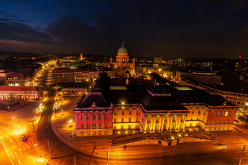 Obraz premium Panoramic view of the Alter Markt with St. Nicholas' Church, the Old Town Hall, the Museum Barberini, and the Landtag Palace in Potsdam, Germany.