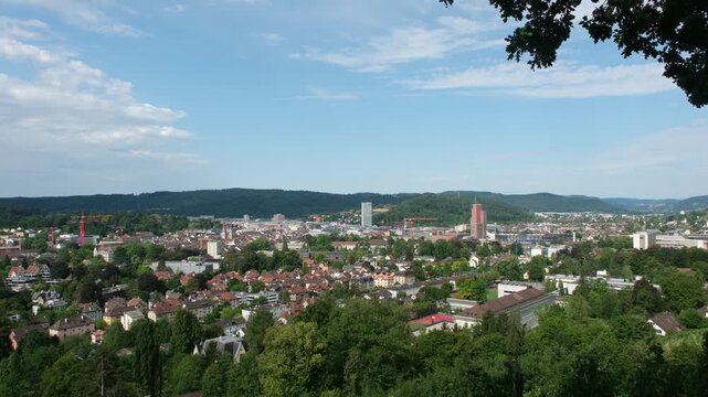 Blick auf die Stadt Winterthur in der Schweiz von dem Aussichtspunkt Goldenberg aus, Stadtpanorama im Sommer