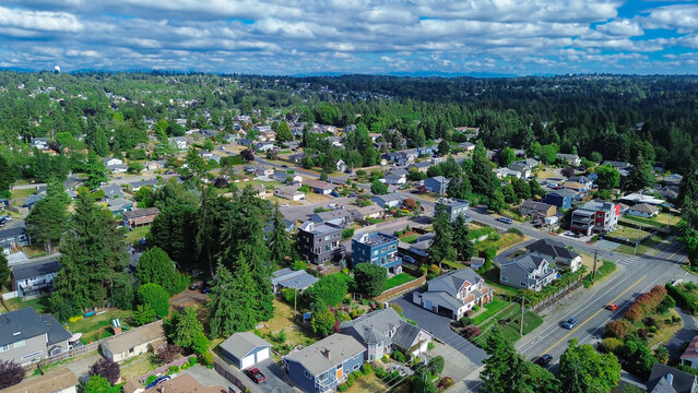 Residential street networks weave through mature woodland patches in residential pockets near Zenith. Local housing architecture sits amidst varying tree canopy cover found across Des Moines, WA