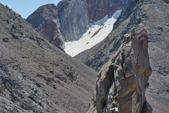 Collado de los Infiernos con nevero en el Pirineo aragon&eacute;s, Valle de Tena, Espa&ntilde;a.