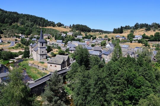 Le village de Saint-Ju&eacute;ry et la rivi&egrave;re Le B&egrave;s en Aubrac - Loz&egrave;re - Occitanie
