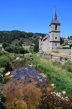 L'&eacute;glise de Saint-Ju&eacute;ry et la rivi&egrave;re Le B&egrave;s en Aubrac - Loz&egrave;re - Occitanie