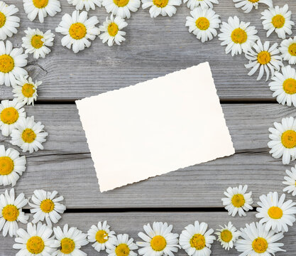 Kranz aus Margeriten auf einem Grauen Holzhintergrund