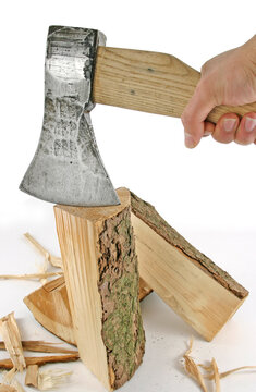 Axt mit Holzschaft vor weissem Hintergrund