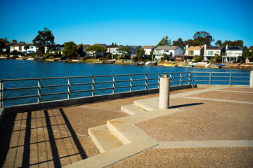 Fototapeta premium Waterfront homes with a view of the calm blue lake and clear sky