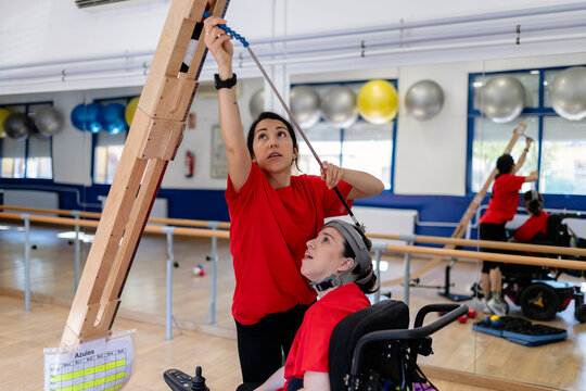 Therapist assisting woman with disabilities 