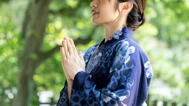 参拝する浴衣姿の女性, Woman Wearing a Yukata Praying at a Shrine