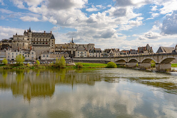 Fototapeta premium Schloss Amboise über dem Loiretal, Frankreich Chateau Amboise Loiré valley France, Leonardo da Vinci, Chapelle Saint-Hubert, Hubertuskapelle 