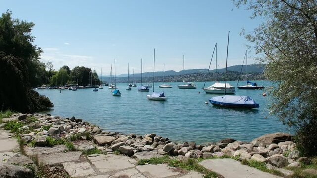 Anlegestellen f&uuml;r Bootspl&auml;tze direkt auf dem Wasser des Z&uuml;richsees, parkierte Boote auf dem Z&uuml;richsee im Seefeld Quartier, Boots Liegepl&auml;tze direkt auf dem Wasser