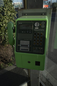 昭和レトロな雰囲気を感じさせる緑の公衆電話とボックス