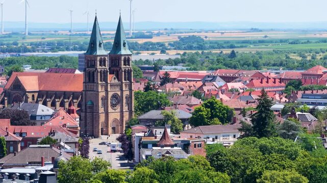 Malerischer Blick &uuml;ber die roten Ziegeld&auml;cher der Altstadt von Landau in der Pfalz mit den markanten Doppelt&uuml;rmen der neoromanischen Stadtpfarrkirche St. Maria im Zentrum.