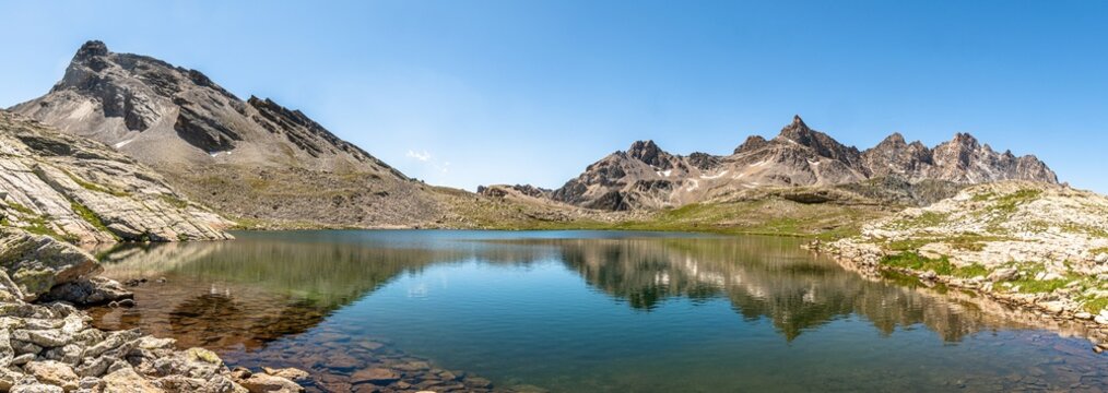 I laghi di Roure, splendidi specchi d&rsquo;acqua nei quali si specchia la maestosa Aiguille de Chambeyron