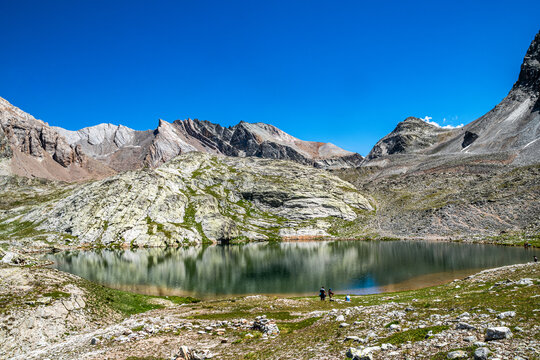 I laghi di Roure, splendidi specchi d&rsquo;acqua nei quali si specchia la maestosa Aiguille de Chambeyron