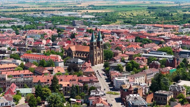 Malerischer Blick &uuml;ber die roten Ziegeld&auml;cher der Altstadt von Landau in der Pfalz mit den markanten Doppelt&uuml;rmen der neoromanischen Stadtpfarrkirche St. Maria im Zentrum.