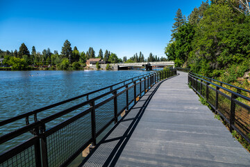 Fototapeta premium Walkway in Drake Park along the Mirror Pond in Bend, OR