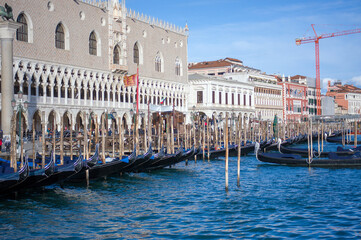 Wenecja kolorowe gondole zacumowane przy brzegu. Canal Grande.   © Monika