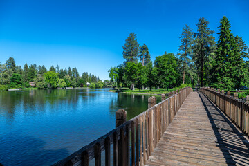 Obraz premium Bridge in Drake Park over the Mirror Pond in Bend, OR