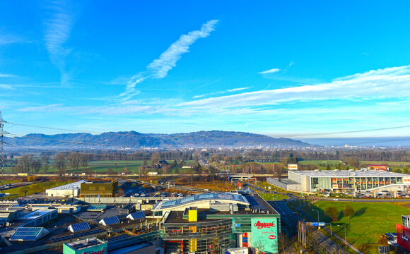 Luftaufnahme des Einkaufszentrums Messepark in Dornbirn mit Blick auf das Rheintal und die Alpen