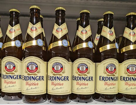 Botellas de cerveza b&aacute;vara Erdinger Wei&szlig;bier, en estante de supermercado Carrefour en Madrid, Espa&ntilde;a, 16 de mayo de 2026