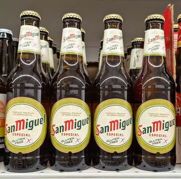 Botellas de cerveza sin gluten. Cerveza San Miguel Especial Gluten Free en estante de supermercado Carrefour en Madrid, Espa&ntilde;a, 16 de mayo de 2026