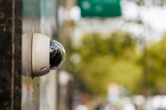 Vue de cot&eacute; d'une cam&eacute;ra de surveillance d'une banque en France