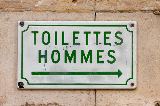 Gros plan d'un panneau avec le texte "toilettes hommes" &agrave; Paris