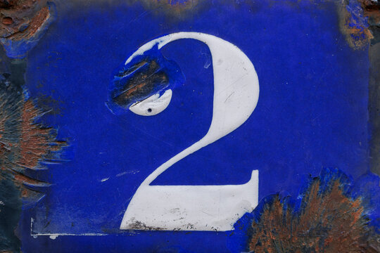 Num&eacute;ro d&rsquo;habitation 2 sur plaque bleue us&eacute;e d&rsquo;immeuble parisien