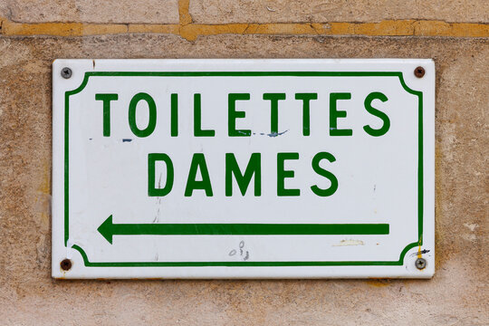 Gros plan d'un panneau avec le texte "toilettes dames" &agrave; Paris