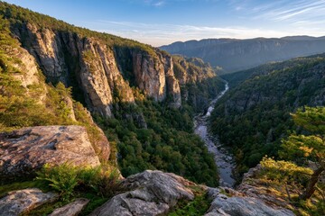 Obraz premium Golden hour over Linville Gorge: rugged cliffs, pines, and winding river