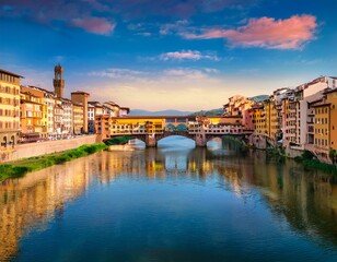 Obraz premium panoramic view of medieval stone bridge ponte vecchio over arno river in florence firenze tuscany italy europe florence cityscape architecture and landmark of florence and italy