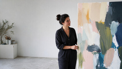 Obraz premium Creator Steps Back to See a New Direction in Abstract Art