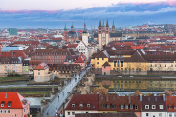 Obraz premium Panoramic view of the Old Main Bridge crossing the Main River with the historic city center of Wurzburg, Bavaria, Germany.