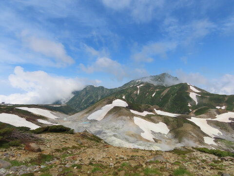 残雪が残る山の景色