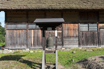 前沢曲家集落群（南会津町前沢 重要伝統的建造物群保存地区）。豪雪地で農耕馬と一緒に暮らした昔の民家。前沢地区では、今もこの家で実際に暮らしている。 © onaka