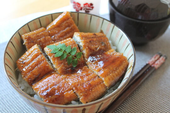 お吸い物とセットになったうな丼の御膳