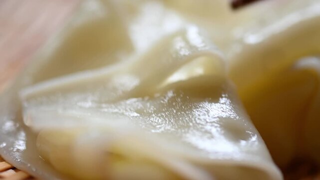 湯気が立ち上る温かい幅広うどん（ひもかわうどん・郷土料理）