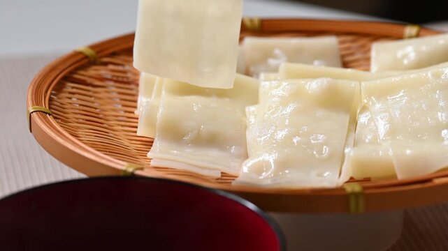 湯気が立ち上る温かい幅広うどん（ひもかわうどん・郷土料理）