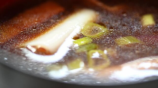 熱々の幅広うどんを持ち上げるクローズアップ