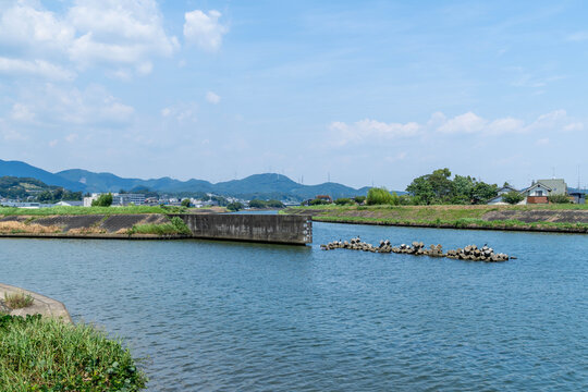晴れた日中の浜松市にある都田川と井伊谷川の合流地点