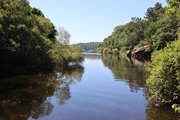 Fototapeta premium Rivière du Scorff: vue prise sur la commune de Pont-Scorff (Bretagne, Morbihan, France)