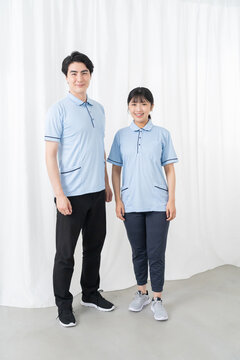 笑顔の介護スタッフ男女